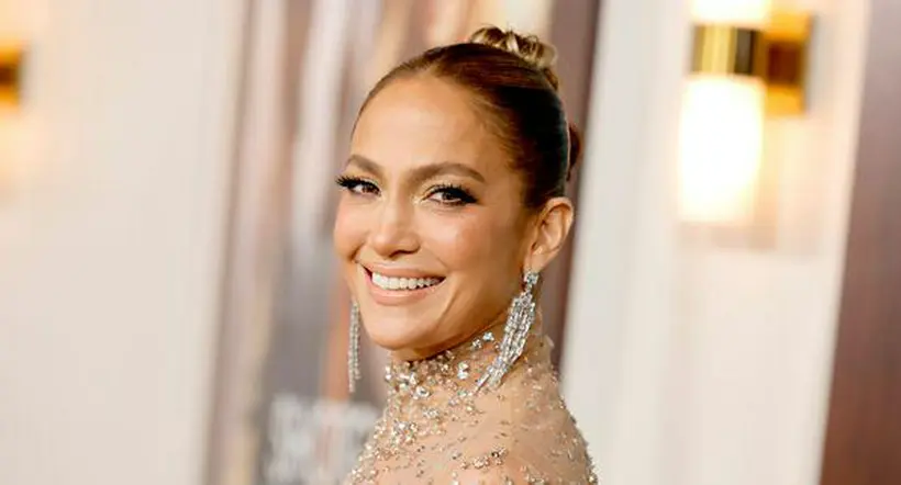 Jennifer Lopez causó furor con el vestido transparente que usó en una premiere