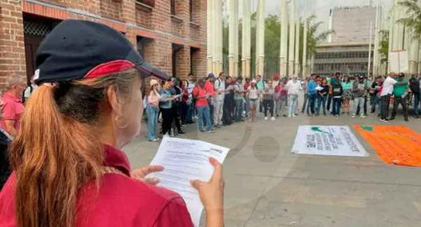 Profesores de Medellín protestan frente a la Secretaría de Educación.