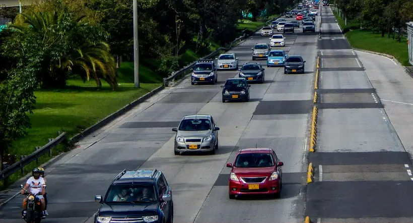 La venta de carros nuevos se desplomó en Colombia y el traspaso de usados también se cayó y preocupa a conductores.