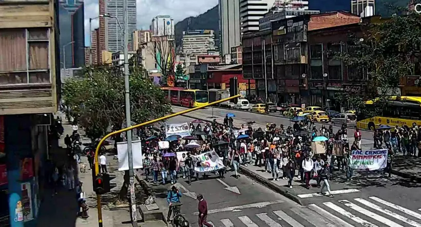 Este miércoles, estudiantes de la Universidad Distrital salieron a protestar en la calle 13, de Bogotá, y la movilidad resultó afectada.