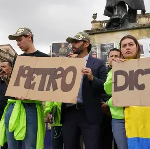 Miembros de oposición, como el Centro Democrático, salieron a las calles para expresar su rechazo a las reformas presentadas por Gustavo Petro.