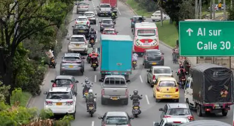Medellín hoy: caos en la Autopista Sur por camión que derramó líquido químico