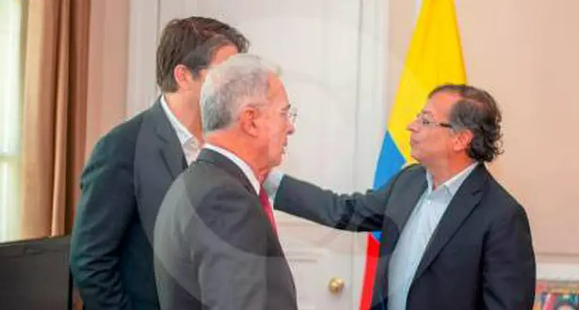 Una reunión del Centro Democrático sin Uribe y otros secretos del poder en De Buena Fuente