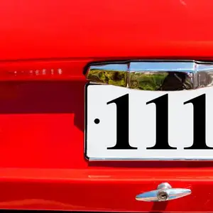 Qué significa tener los tres números de la placa del carro igual