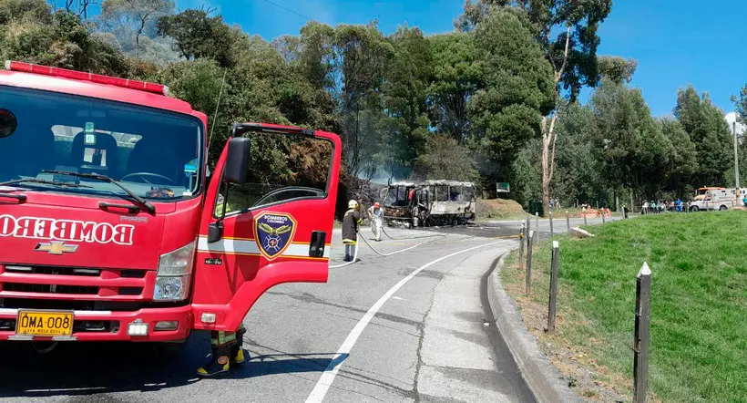Antioquia: choque de bus con motocicleta dejó un muerto y un bus incenciado