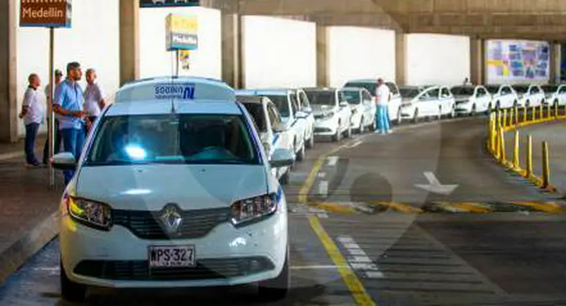 La guerra del centavo entre taxis y Uber que se vive en aeropuerto de Rionegro