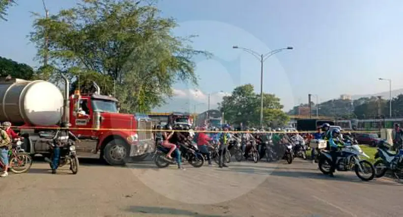 Accidente entre motos y tractomula dejó un muerto y lesionados en Antioquia