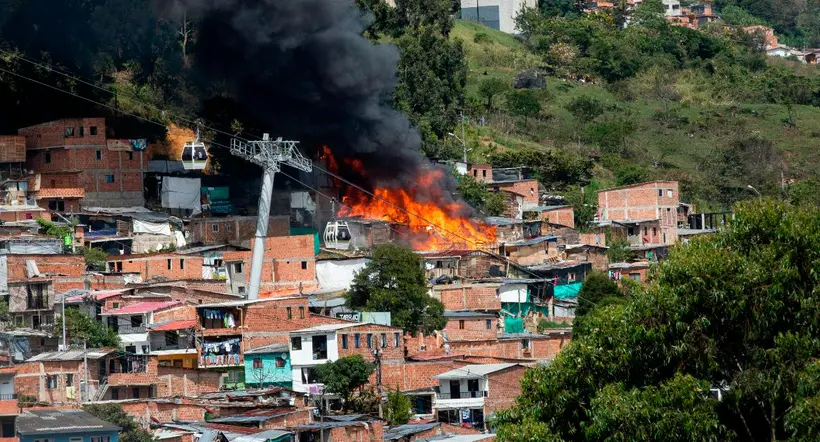 Medellín hoy: Bomberos controlaron el incendio que afectó 20 viviendas