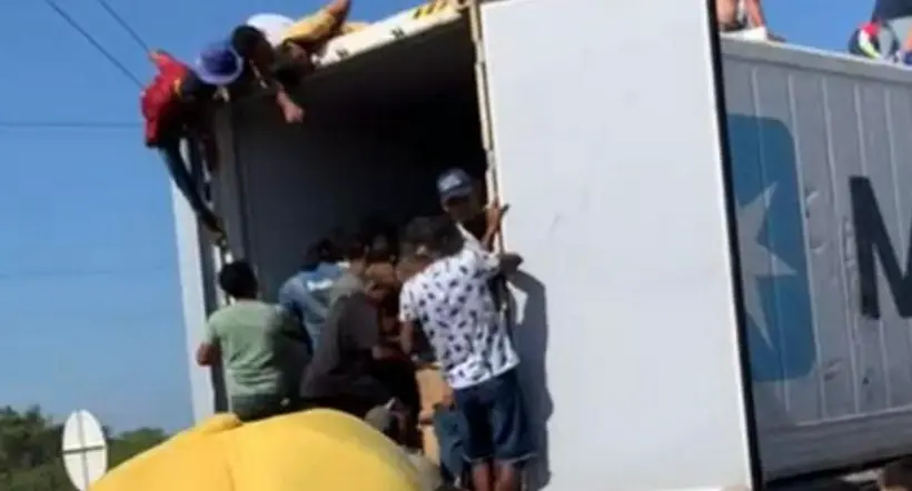 Camión de alimentos se volcó en La Loma y la comunidad aprovechó para saquearlo