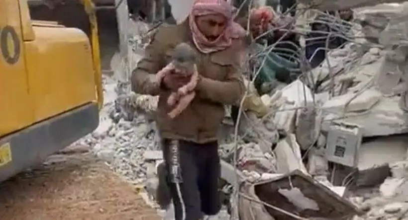 ¡Se salvó de milagro! Bebé recién nacida fue rescatada de los escombros tras terremoto en Siria