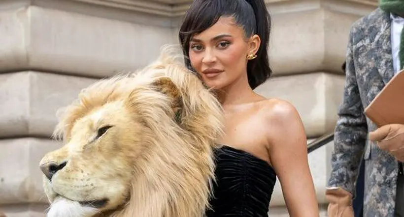 Kylie Jenner usó un vestido con la cabeza de un león de tamaño real 