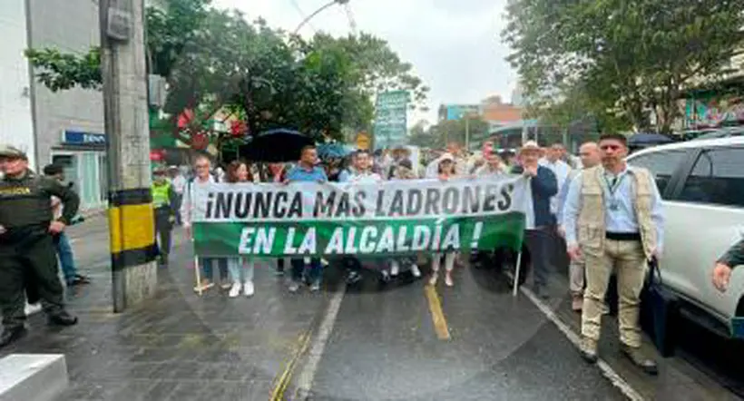 Álvaro Uribe Vélez salió a marchar en Medellín contra Daniel Quintero