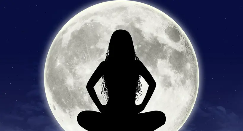 Mujer mirando a la luna, por arreglarse, según las fases de la luna.