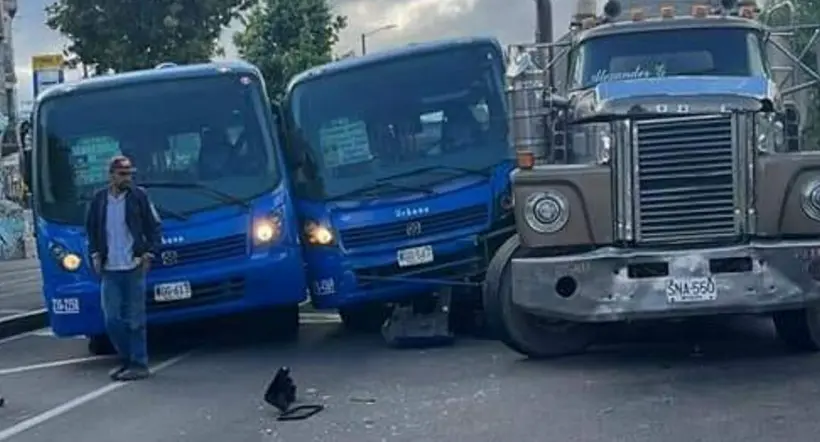 Volqueta se estrelló contra dos buses del SITP: uno de los vehículos quedó como un 'sándwich'