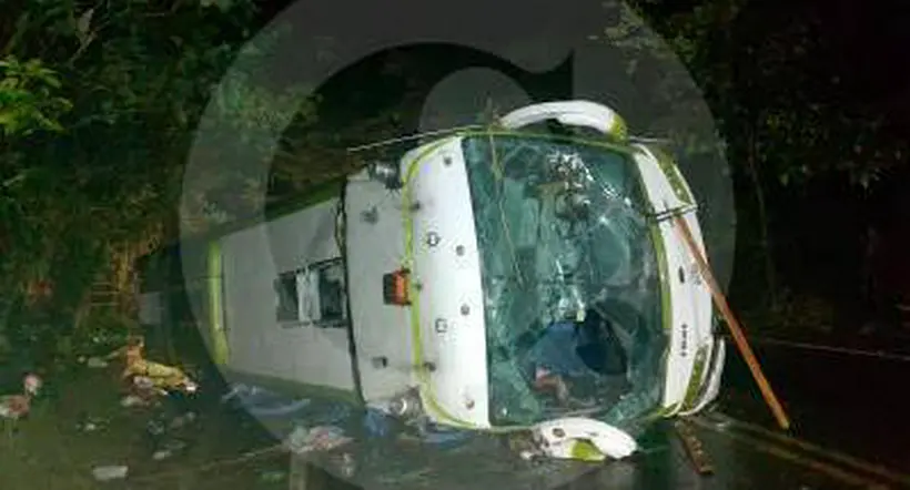 Bus con migrantes se volcó en la vía a Urabá (Antioquia): hay 18 heridos