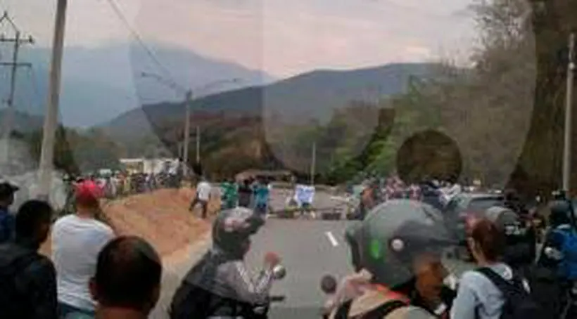 Reportan cierre total en la vía Santa Fe de Antioquia-San Jerónimo