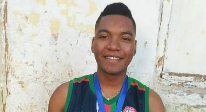 Goleador de la Liga de Futsal 2022 rifa su camiseta para costear operación de rodilla