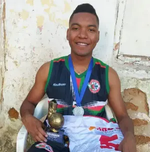 Goleador de la Liga de Futsal 2022 rifa su camiseta para costear operación de rodilla