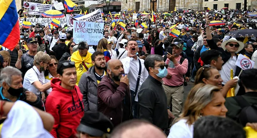 Marchas contra Petro, que tuvieron más gente en Bogotá, según Claudia López y la Policía.