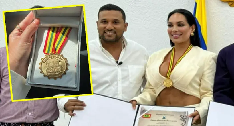 Andrea Valdiri recibiendo la medalla por parte del Concejo de Barranquilla.