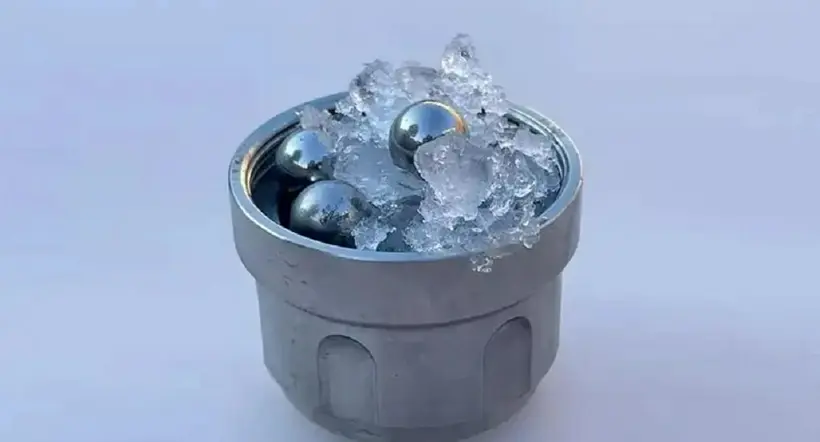 Científicos crean nuevo tipo de hielo hecho con bolas de acero congeladas