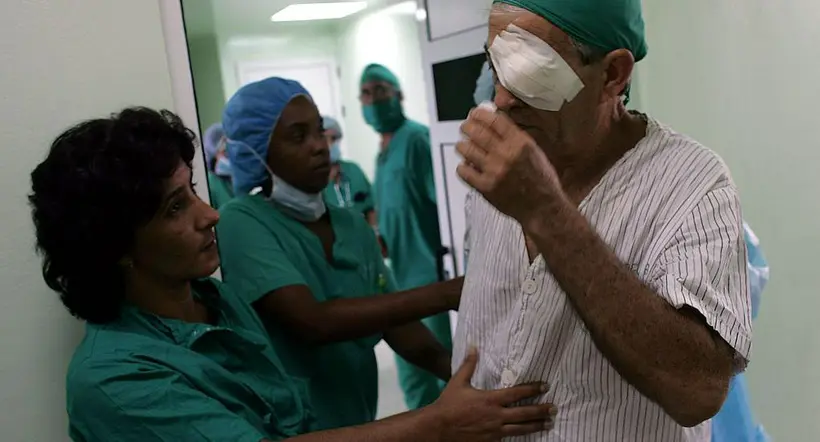 Médicos atendiendo a una persona recién operada en La Habana, Cuba.