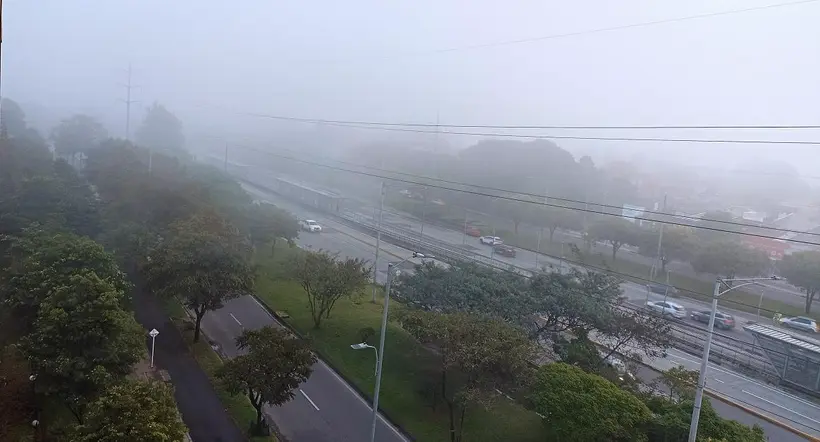 Buena parte de Bogotá amanece con una espesa niebla,