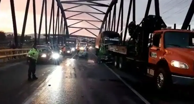 Accidente entre tres vehículos tiene colapsada la calle 80, adelante del Puente de Guadua. Las autoridades levantan los vehículos de la vía.