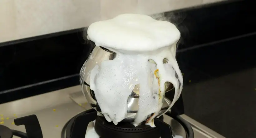 Foto de referencia de una olla de leche derramándose. 
