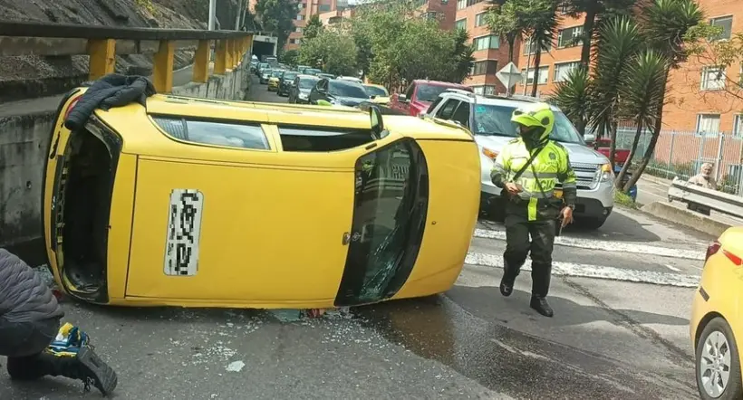 Taxi se volcó en la Avenida Circunvalar en Boootá y el conductor resultó herido. El accidente produjo un enorme trancón en la vía. 