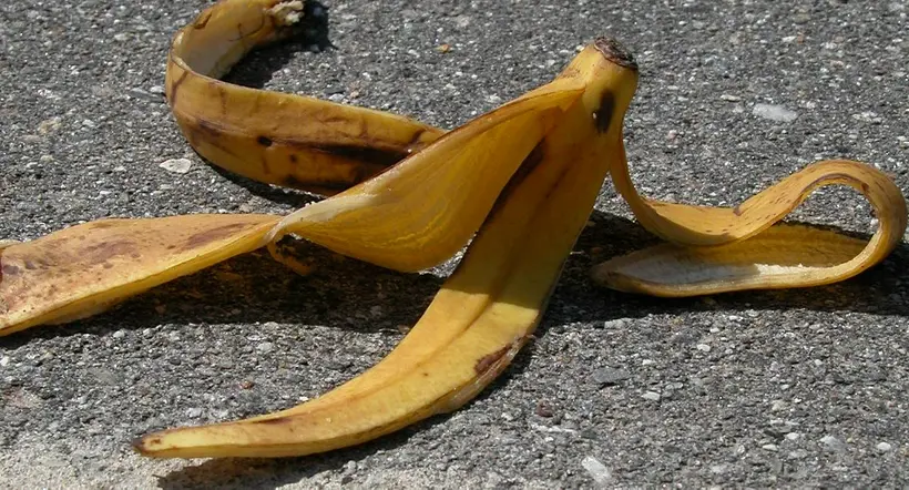 Foto ilustrada para la nota de un joven que devolvió una cáscara de banano a pasajero que la botó al suelo.