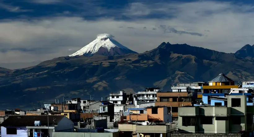 Volcán en Ecuador emana vapor y asusta a miles en Quito