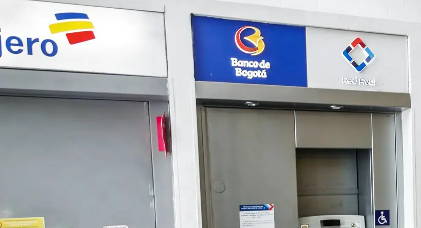 Cajeros en nota sobre cuánto se demora transferencias de bancos del Grupo Aval a Bancolombia