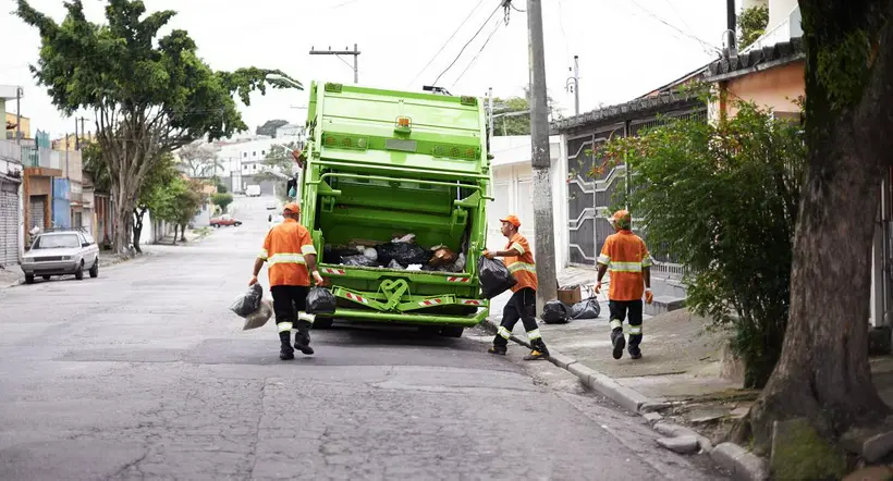 Imagen ilustrativa para nota de un joven subido en un carro recolector de basura.