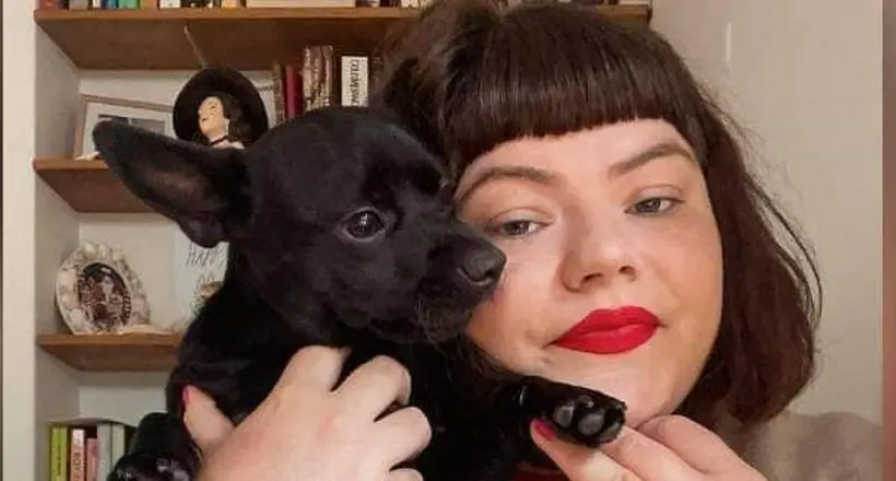 En una columna de opinión la escritora dijo que exigía los mismos derechos laborales que le dan a una mujer con hijos humanos, ella adoptó un perro 