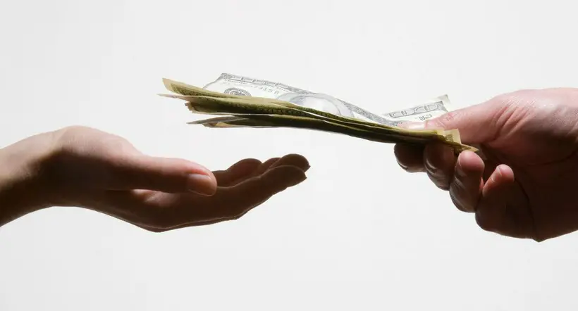 Foto de personas con dólares en la mano a propósito de pago de impuestos en EE. UU.2023