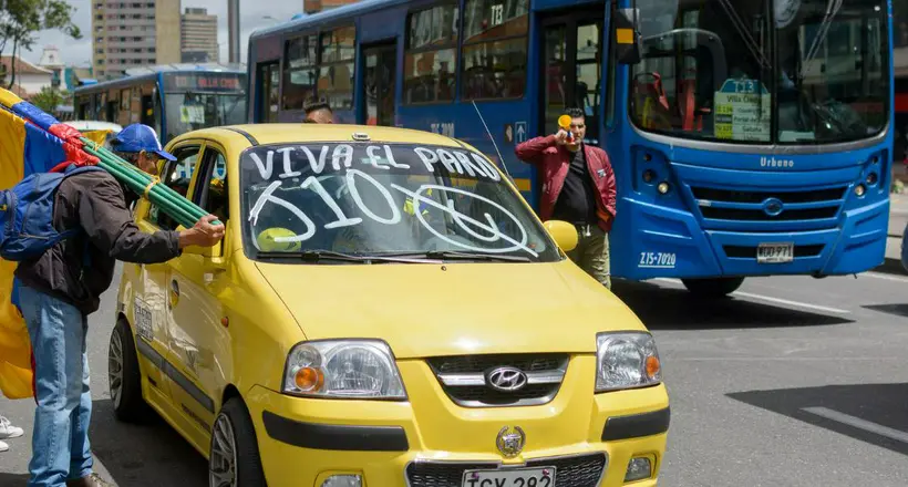 Los taxistas piden acabar con las plataformas de transporte como Uber, DiDi y Cabify, pero eso dejaría sin empleo a 100.000 conductores en Colombia.