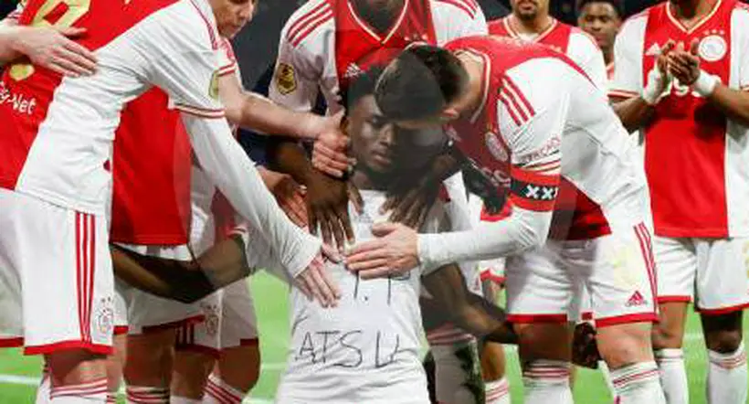 Video | El particular gesto de un árbitro con un jugador del Ajax que homenajeó a Christian Atsu 