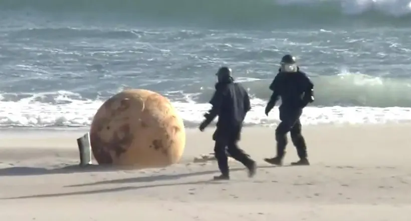 [Video] ¿Un ovni? Revuelo por extraño objeto de metal que apareció en playa de Japón