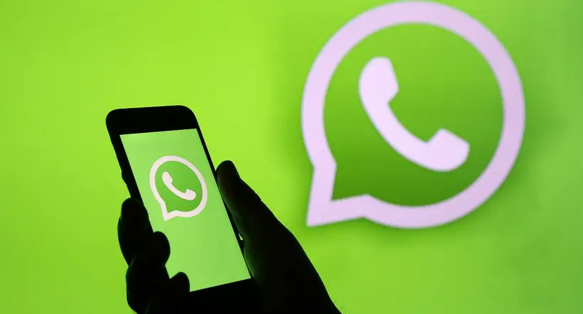 Celular con logo de WhatsApp, que dejará de funcionar en varios celulares iPhone desde marzo de 2023, según lista.