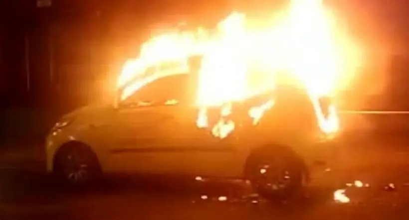 Atracado y con su carro incendiado terminó taxista en Medellín