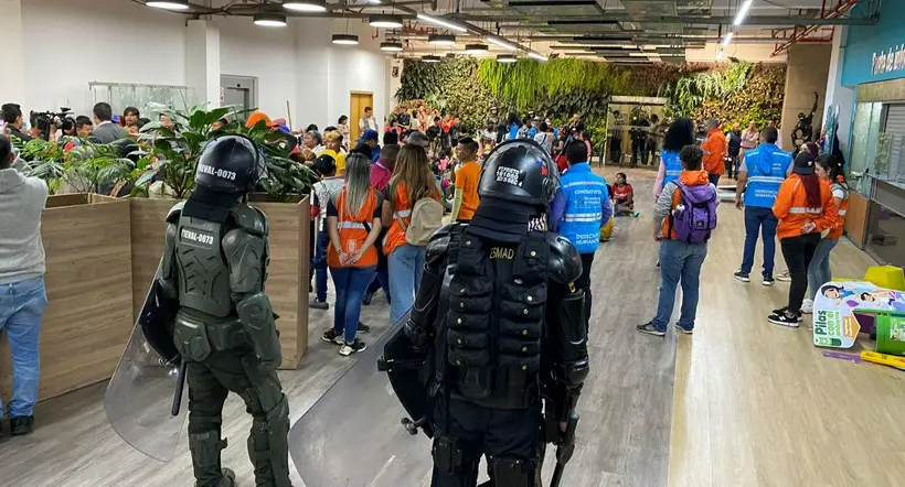 Primeros acuerdos en Medellín con indígenas que irrumpieron en la Alcaldía
