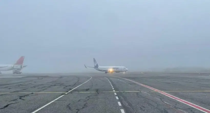 El aeropuerto de Rionegro José María Córdova está cerrado en la mañana de este jueves por una espesa neblina que retrasó la operación aérea. 