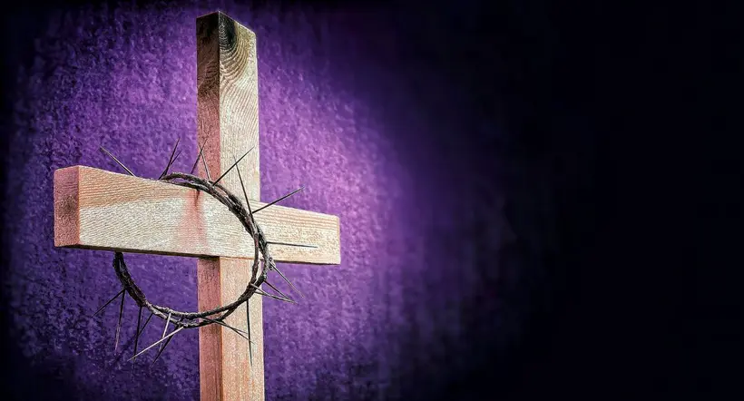Imagen de una cruz y una corona de espinas, a propósito de la Cuaresma.