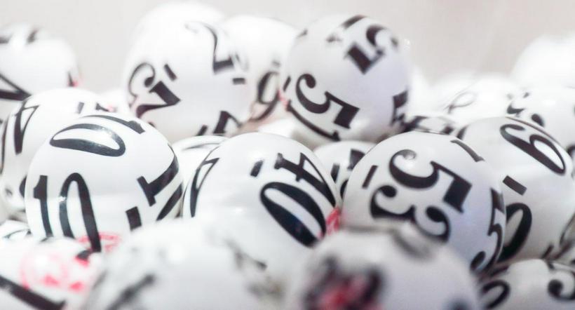Hombre que ganó la lotería en Estados Unidos fue demandado por robo del billete. Powerball no reconoce la demanda. 