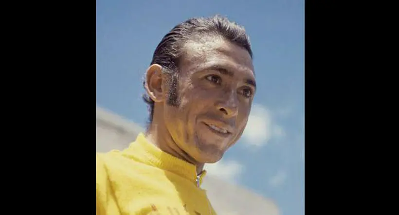 ¿Quién fue el primer ciclista colombiano en ganar una etapa de las tres grandes?