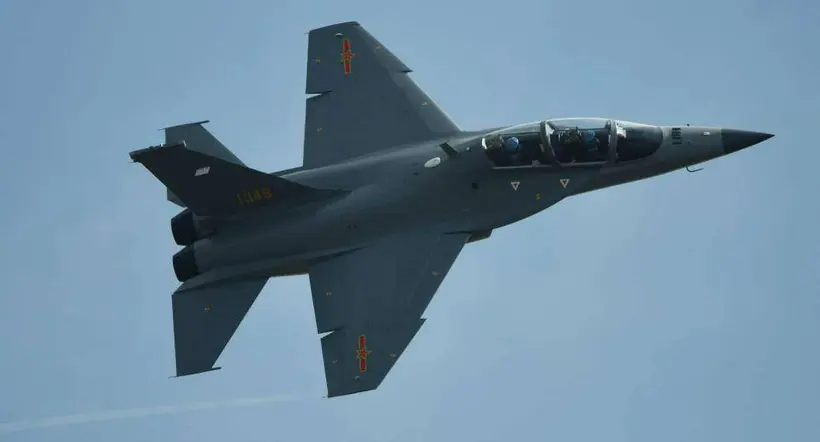 Foto avión caza, en nota de China y Estados Unidos: mensaje de caza chino al avión de Marina estadounidense