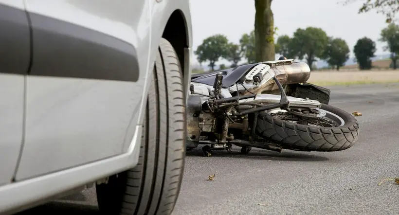 Ibagué: accidente de tránsito entre carro y moto dejó varios heridos