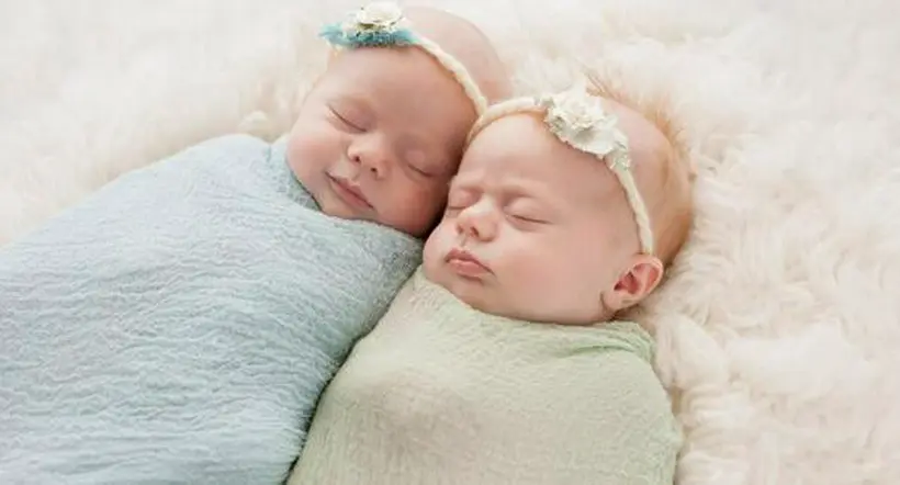 Imagen de dos bebés recién nacidos durmiendo.
