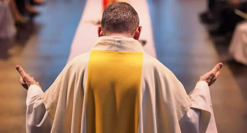 Foto de sacerdote en misa, en nota de Sacerdote insultó a paisas en misa en Boyacá: videos de qué dijo y de reclamos.